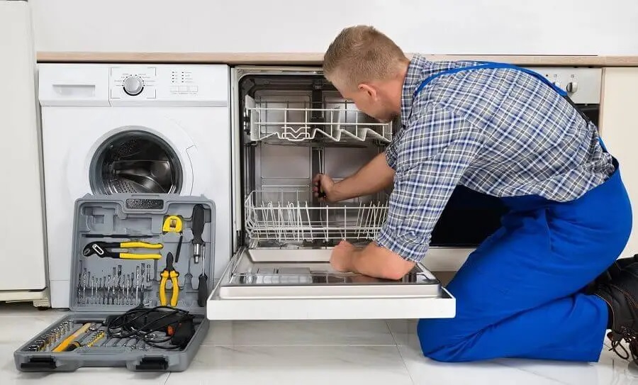 Bornova Midea servisi teknisyen ekibi beyaz eşya tamiri yaparken